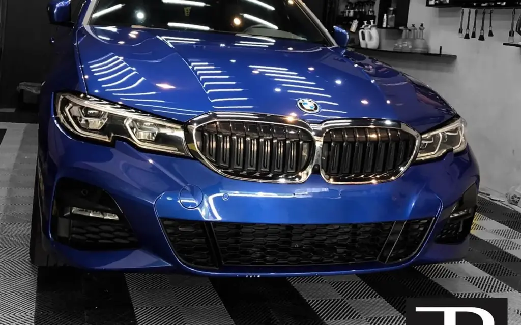 BMW híbrida azul envelopada na Finish Box