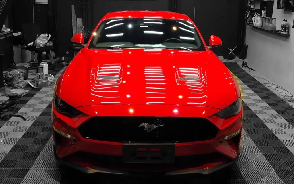 Mustang GT vermelho no estúdio Finish Box